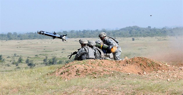 Americké jednotky pálí systémem Javelin na cvičení Sabre Strike v Pobaltí