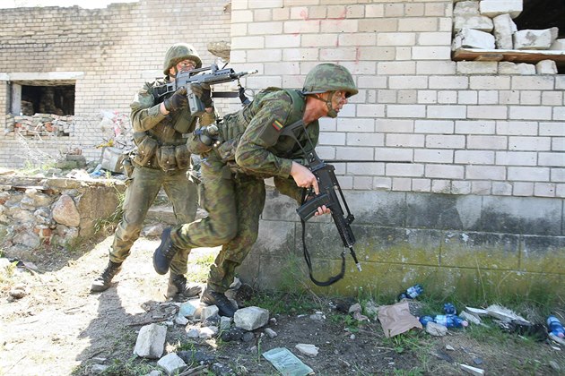 Litevtí vojáci na cviení Sabre Strike v Pobaltí. Ilustraní foto.