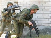 Litevští vojáci na cvičení Sabre Strike v Pobaltí