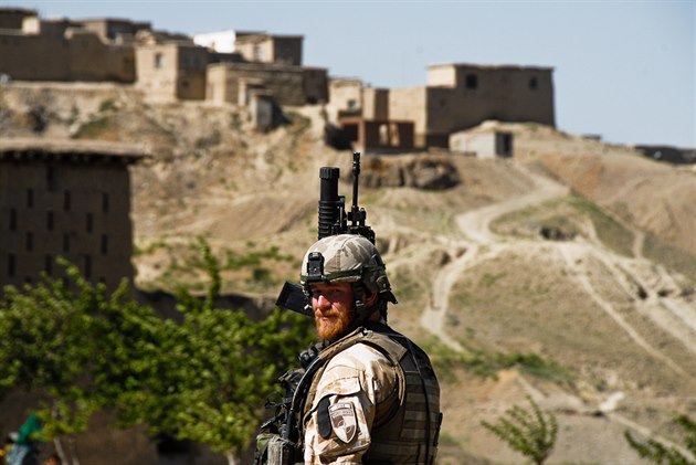etí vojáci na patrole v okolí základny v afghánském Bagrámu