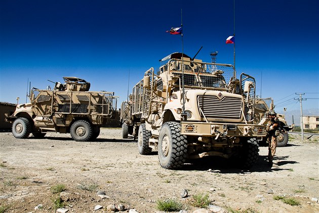 Obrnná vozidla MRAP eských voják bhem patroly v okolí Bagrámu v Afghánistánu