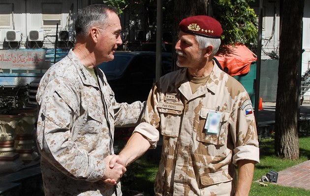 Náčelník generálního štábu AČR Petr Pavel s velitelem ISAF Josephem Dunfordem. Ilustrační foto.