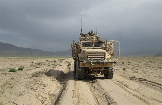 Obrnné vozidlo MRAP, které etí vojáci vyuívají pi patrolách v okolí...