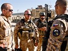 et vojci ped vjezdem na patrolu do okol zkladny v afghnskm Bagrmu