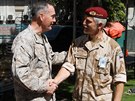 Nelnk generlnho tbu Petr Pavel s velitelem ISAF Josephem Dunfordem v...