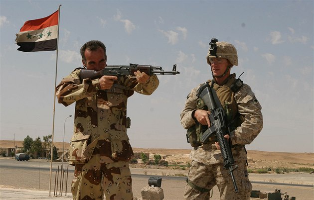 Americký vojenský instruktor v Iráku. (Ilustrační snímek)