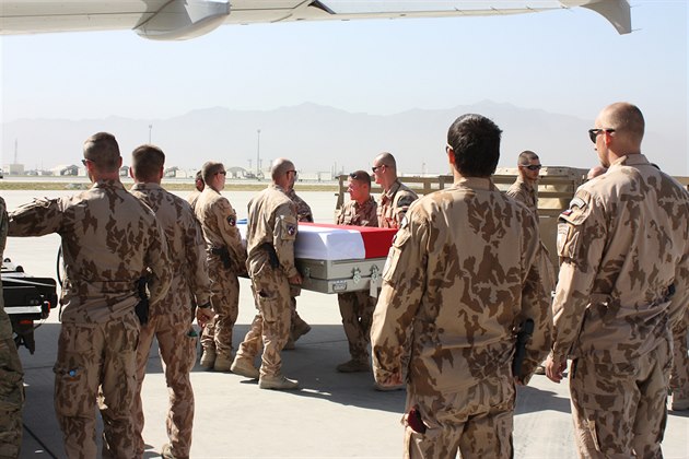 Rozloučení se čtyřmi padlými českými vojáky na základně v afghánském Bagrámu...