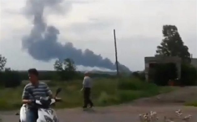 Amatérská nahrávka zachycuje zřícení malajsijského letounu na východě Ukrajiny...