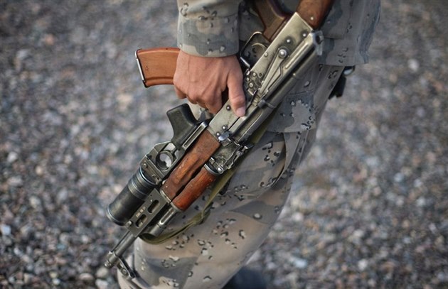Samopal v rukou afghánského vojáka.