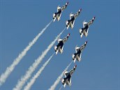 Vystoupen skupiny Thunderbirds na strojch F-16 na leteck show Arctic Thunder na Aljace.