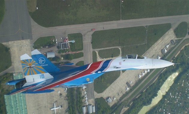 Letoun Su-27 ruské skupiny Russkije viazi