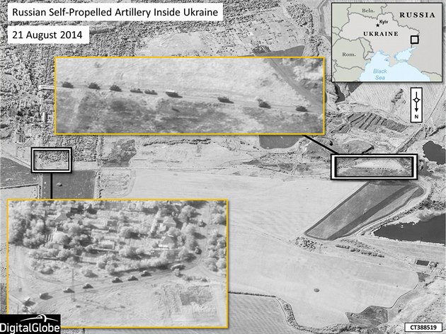 Satelitní snímek z 21. srpna ukazuje ruské vojenské jednotky pohybující se v...