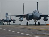 Letouny F-15 americkch vzdunch sil na zkladn Lakenheath se pipravuj k...