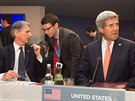 Ministi zahrani Britnie Philip Hammond a USA John Kerry na summitu NATO ve...