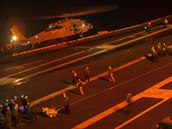 Vrtulník MH-60S Sea Hawk po návratu z pátrací akce po pilotovi zíceného...