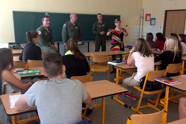 Joint Sky - debata pedstavitel letectva USA na stedních kolách v Ostrav...