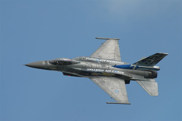 Letoun F-16 eckého Zeus Demo Teamu pi nácviku letového vystoupení pro...