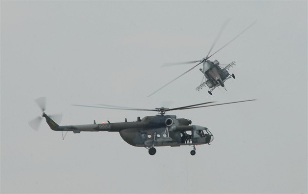 Vrtulníky Mi-171Š v letové ukázece na Dnech NATO v Ostravě