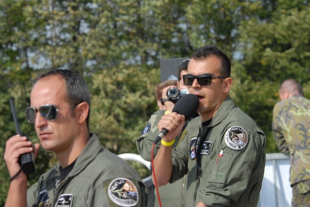 ecký letec komentuje vystoupení stroje F-16 Zeus Demo Team na Dnech NATO v...