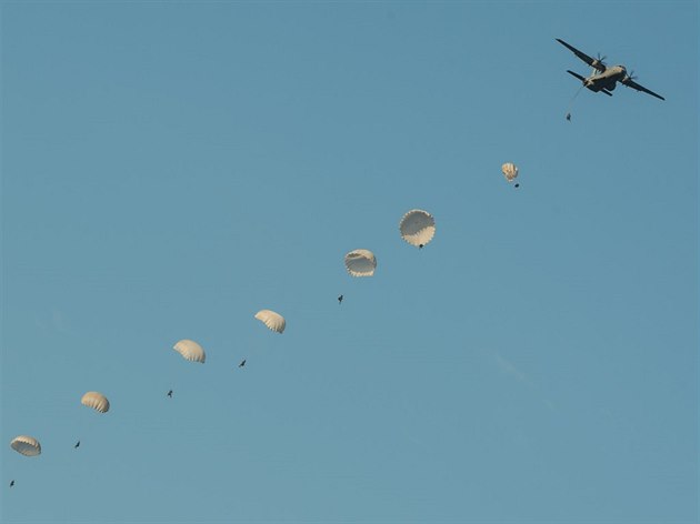 Seskok britských a polských výsadká bhem cviení Anakonda v Polsku