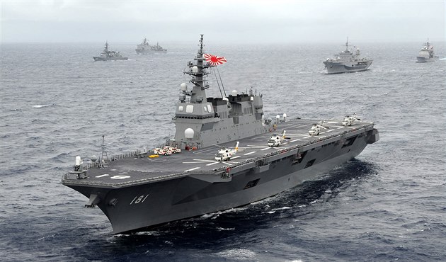 Nosič vrtulníků Hyuga je největší vojenskou lodí japonských ozbrojených sil.