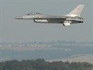 Letoun F-16 dnskch vzdunch sil pilt na Dny NATO v Ostrav