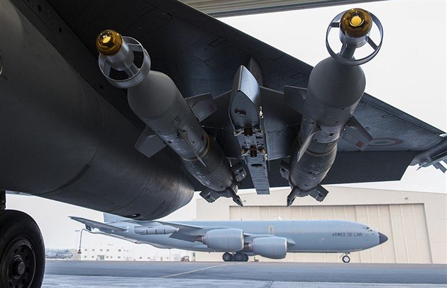 Výzbroj letounu Rafale francouzského letectva před misí v Iráku