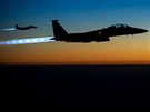 Americk sthac letouny F-15E Strike Eagle se vrac z nletu na pozice...