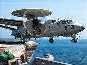 Americký průzkumný letoun včasné výstrahy E-2C Hawkeye startuje z letadlové...