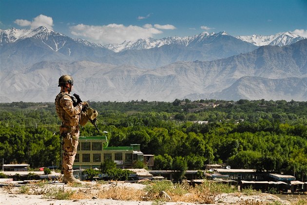 Čeští vojáci na patrole v okolí základny v afghánském Bagrámu (ilustrační foto)