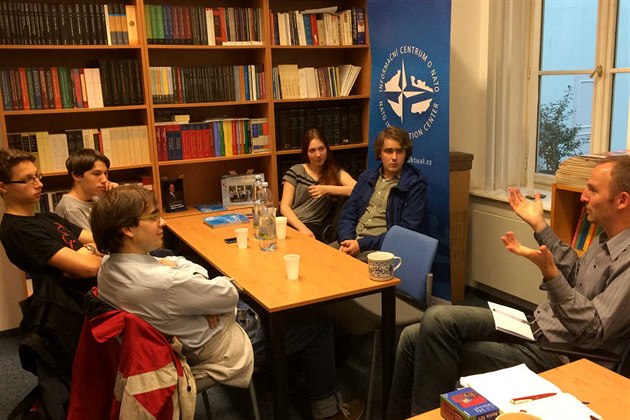 Debata se studenty gymnázia v IC NATO (23.10.2014)