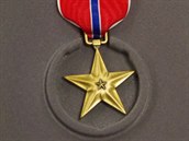 „Bronzová hvězda“ (Bronze Star Medal). Čtvrté nejvyšší ocenění americké armády,...