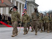 Příslušníci americké 1. jízdní divize během přehlídky je Dni ozbrojených sil v...