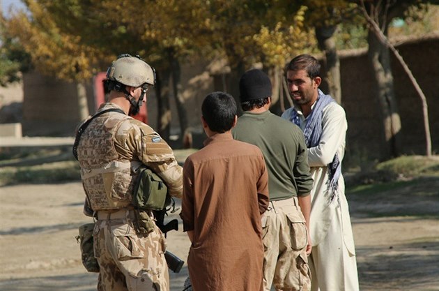 Komunikace s místními obyvateli v Afghánistánu. Ilustrační foto.