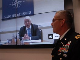 Nmstek generlnho tajemnka NATO Jamie Shea bhem videohovoru s operanm...