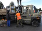Vojci ze 14. pluku logistick podpory a Agentury logistiky pipravuj palety s...