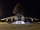 Letoun An-124 Ruslan otvr sv troby a za chvli zane polykat jednu paletu...