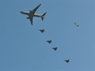 Ptice eskch gripen ve formaci s italskm tankerem KC-767
