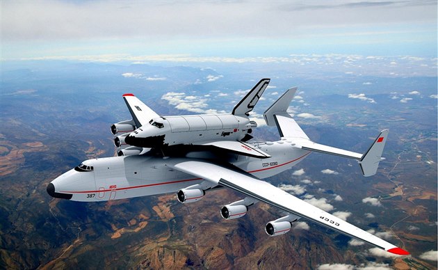 Letoun An-225 Mrija na archivním snímku s raketoplánem Buran na hbet