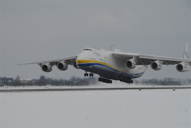An-225 Mrija přistává na možnovském letišti