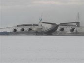 An-225 Mrija přistává na možnovském letišti