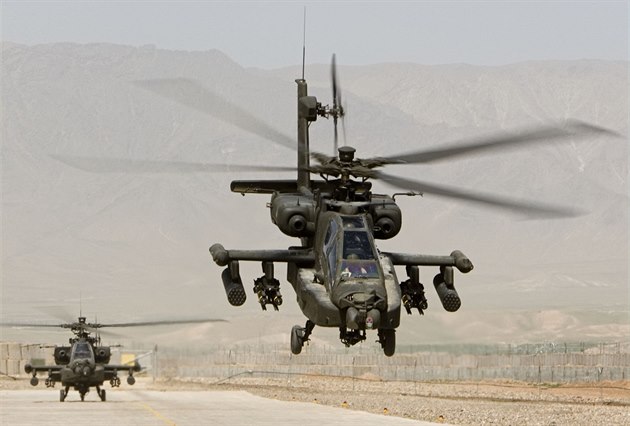 Ilustrační snímek. Vrtulníky Apache.