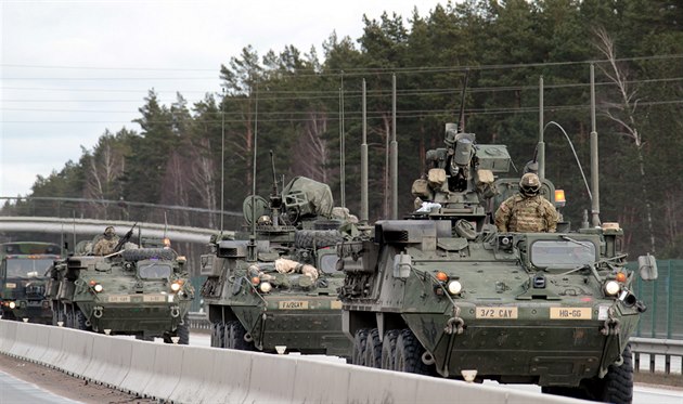 Konvoj americké armády během cesty „Dragoon Ride“ v Lotyšsku