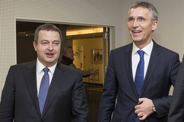 Srbský ministr zahranií Ivica Dai a generální tajemník NATO Jens Stoltenberg. (Archivní foto).