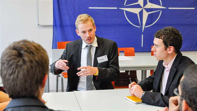 Model NATO během studentského summitu