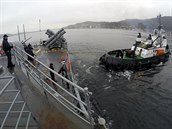 Remorkr pomh USS VICKSBURG vyplout z norskho pstavu Bergenu