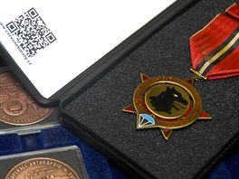 Bval elitn vojci zaali vydvat pamtn mince, medaile a odznaky, kter...