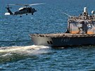 Vrtulnk MH-60R Sea Hawk z americk USS Vicksburg (CG 69) pistv na palub...