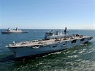 Britsk HMS Ocean spolen s americkou USS San Antonio bhem v ele flotily...