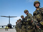 Chrudimští výsadkáři před odletem na cvičení Sil velmi rychlé reakce NATO